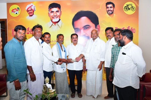 భక్త కనకదాసు విగ్రహ  ఏర్పాటుకు 80వేలు విరాళం అందజేసిన ఎమ్మెల్యే.