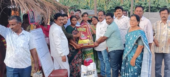 వీఆర్ఏలకు నిత్యావసర సరుకుల పంపిణీ