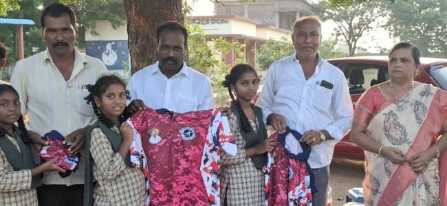 పోలంపల్లి జెడ్పీ హైస్కూల్‌లో ఘనంగా ముగిసిన ఖో-ఖో శిక్షణ శిబిరం  క్రీడాకారులకు టీ-షర్టులు బహూకరించిన టీడీపీ మండల ఉపాధ్యక్షుడు దారెల్లి చిరంజీవి  రాష్ట్రస్థాయి పోటీల్లో విద్యార్థులు ప్రతిభ చాటాలని ఆకాంక్ష