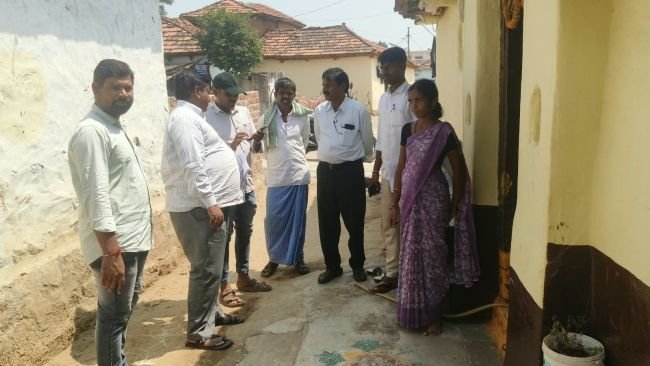 చేయూత పింఛన్ లబ్ధిదారుల  ఆధారాలను పరిశీలించిన డిఆర్డిఓ బాలరాజ్*