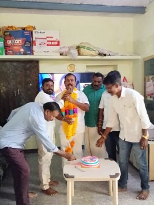 ప్రభాకర్ చౌదరికి టీడీపీ నాయకుల జన్మదిన శుభాకాంక్షలు  కేక్ కట్‌ చేసి శుభాకాంక్షలు తెలిపిన తెలుగు యువత నాయకులు