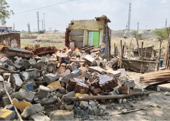వైఎస్సార్ విగ్రహం వద్ద ఆక్రమణలు తొలగింపు 