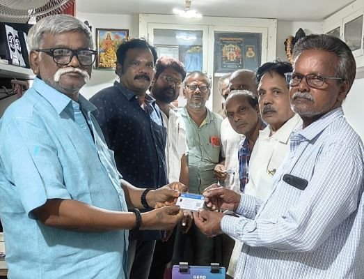 ఆరోగ్య భీమా కార్డుల పంపిణీ