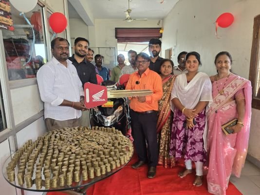 లక్షెట్టిపేటలో రూ.10 నాణేలతో హోండా యాక్టివా కొనుగోలు!