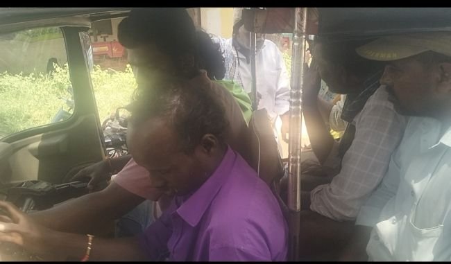 ఇంటి నెంబర్ ప్లేట్ల పేరుతో వసూళ్లు.. గ్రామస్తులు అడ్డగింత.