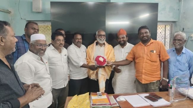  పొన్నూరు మున్సిపల్  కమిషనర్ ను సత్కరించిన మైనారిటీ నాయకులు