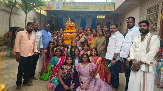 శ్రీ హర్ష స్కూల్ లో బతుకమ్మ వేడుకలు 