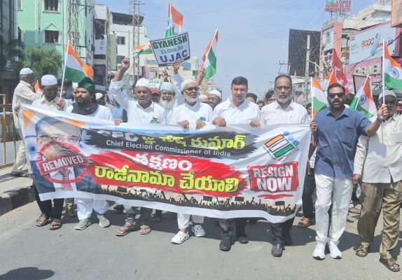 సీఈసీ జ్ఞానేశ్ కుమార్ రాజీనామా చేయాలి  ఈవీఎంలు రద్దు చేసి బ్యాలెట్ పద్ధతిలో ఎన్నికలు నిర్వహించాలి  అనంతపురంలో వివిధ పార్టీలు, ప్రజాసంఘాల నిరసన