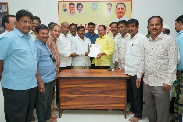 ప్రజా సమస్యల పరిష్కారమే కూటమి ప్రభుత్వ లక్ష్యం  61వ ప్రజా దర్బార్‌లో అర్జీలు స్వీకరించిన ఎమ్మెల్యే దగ్గుపాటి ప్రసాద్