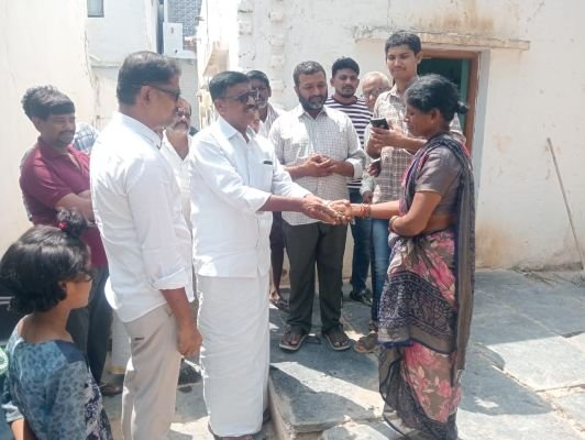 మాజీ ఎంపీటీసీ కుటుంబానికి వైఎస్సార్‌సీపీ రూ.20 వేల ఆర్థిక సాయం
