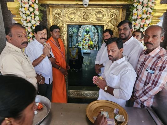 అమావాస్య సందర్భంగా మహాదేవప్ప తాత మఠాన్ని దర్శించుకున్న కాపు రామచంద్రారెడ్డి