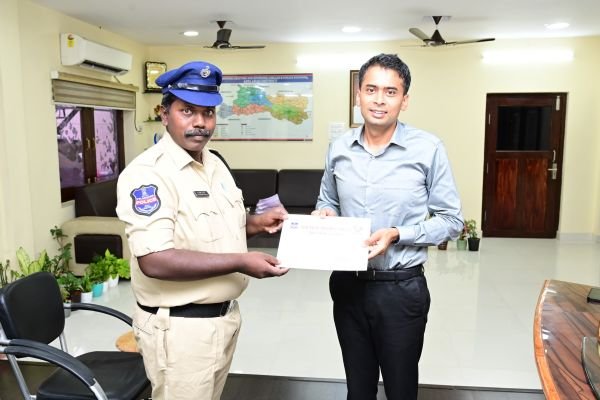ప్రతిభ కనబరిచిన పోలీసులకు నగదు బహుమతులు, ప్రశంసా పత్రాలు