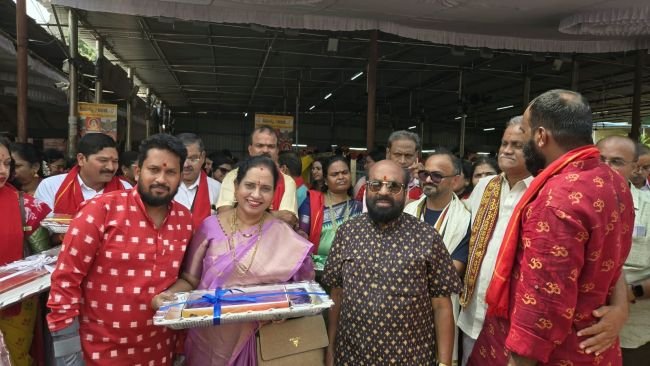 విజయవాడ కనకదుర్గమ్మకు కరీంనగర్ చేనేత పట్టుచీరల సమర్పణ