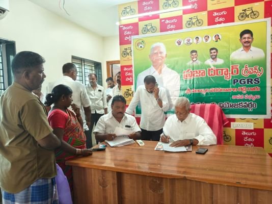 ప్రజా దర్బార్‌లో ప్రజల నుంచి వినతులు స్వీకరించిన ఎమ్మెల్యే 