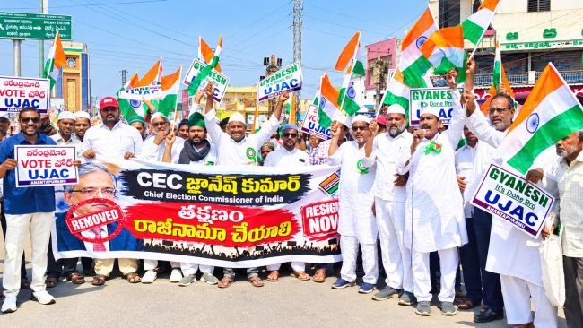 అనంతపురంలో యూజేఏసీ, వామపక్షాల, వైస్సార్సీపీ , కాంగ్రెస్  భారీ నిరసన ర్యాలీ*  *ఎన్నికల ప్రధాన కమిషనర్ రాజీనామా చేయాలి..*  *ఎస్‌ఐఆర్‌ను రద్దు చేయాలి – బ్యాలెట్‌ పద్ధతిలో ఎన్నికలు నిర్వహించాలి*