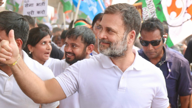 చెన్నై చేరుకున్న రాహుల్ గాంధీ: సీఎం విజయ్‌తో భేటీ, నేడు విద్యార్థులతో ముఖాముఖి