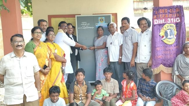 లైన్స్ క్లబ్ ఆధ్వర్యంలో పాఠశాలకు బీరువా అందజేత 