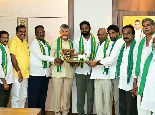 సచివాలయంలో ముఖ్యమంత్రి చంద్రబాబును కలిసిన కృష్ణా డెల్టా రైతులు, సాగునీటి సంఘాల ప్రతినిధులు  మంత్రి నిమ్మల రామానాయుడుతో కలిసి సీఎంను కలిసిన రైతులు