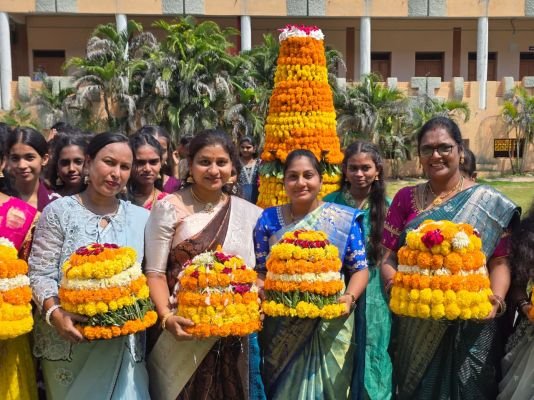 నలంద కళాశాలలో ఘనంగా బతుకమ్మ సంబరాలు - తెలంగాణ సంస్కృతి, సంప్రదాయాలకు బతుకమ్మ ప్రతీక