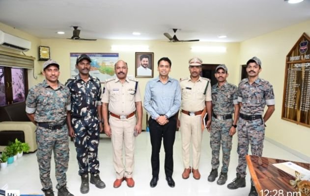 ప్రతిభ కనబరిచిన పోలీసులకు నగదు బహుమతులు, ప్రశంసా పత్రాలు -  ఎస్పీ అఖిల్‌ మహాజన్‌