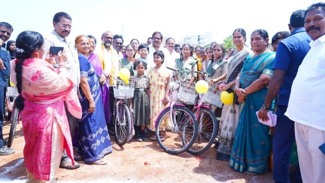 ఒంగోలులో విద్యార్థులకు  దామచర్ల దసరా కానుక!