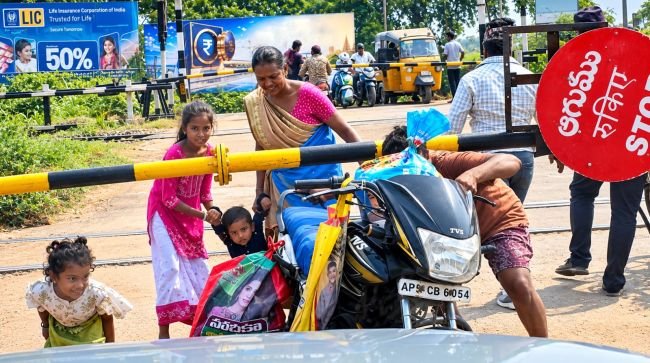 ప్రమాదకరంగా మారిన కేశవరం రైల్వే గేట్