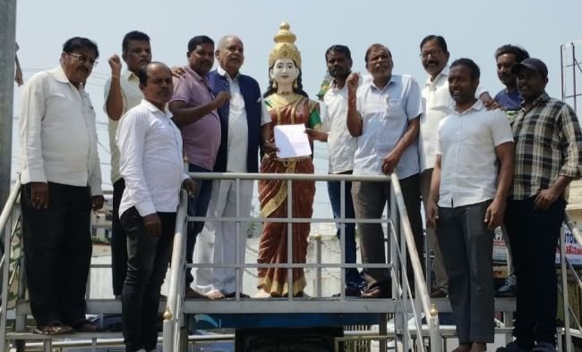 బీసీల హక్కులపై కేంద్రం నిర్లక్ష్యం వీడాలి