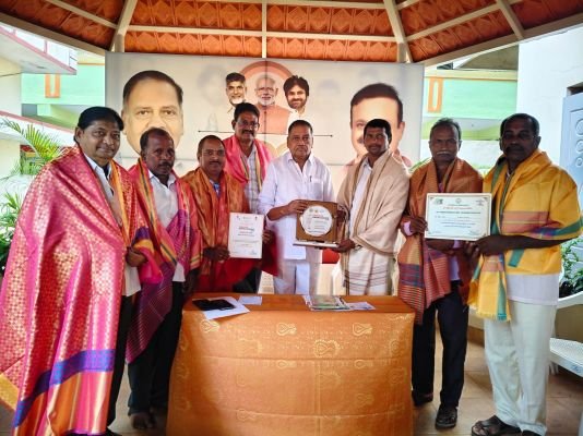 అవనిగడ్డ రెడ్ క్రాస్ ను అభినందించిన ఎమ్మెల్యే
