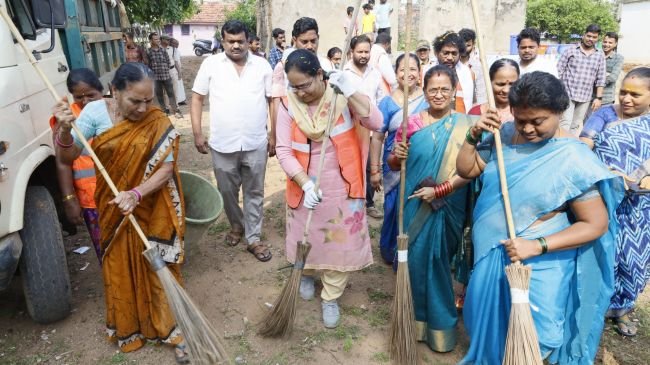 ​స్వచ్ఛ నగరమే లక్ష్యంగా..  చీపురుపట్టిన   ఎమ్మెల్యే లోకం మాధవి