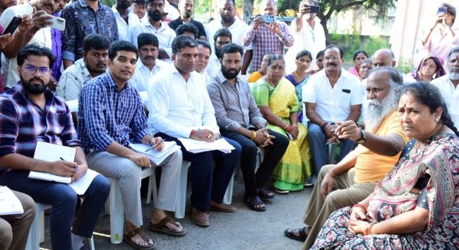 సదాశివపేట పట్టణం లోని సిద్దాపూర్ రోడ్డుకు శాశ్వత పరిష్కారం చూపాలి: జగ్గారెడ్డి, నిర్మల*