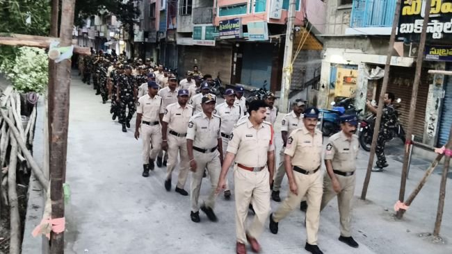 తాడిపత్రిలో ‘ఆపరేషన్ వజ్ర ప్రహార్’  10 ద్విచక్ర వాహనాలు, ట్రాక్టర్ స్వాధీనం.. 31 మద్యం సీసాలు పట్టివేత  249 మంది పోలీసులతో విస్తృత కార్డన్‌ అండ్‌ సెర్చ్‌.. ఒకరి అరెస్ట్‌