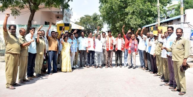 ఎంప్లాయిస్ యూనియన్ కూటమిని గెలిపించిన కార్మికులకు ధన్యవాదాలు.. #.కార్మికులకు అండ ఎఐటియుసి జెండా. ----- పల్లా దేవేందర్ రెడ్డి ఏఐటీయూసీ రాష్ట్ర డిప్యూటీ ప్రధాన కార్యదర్శి 