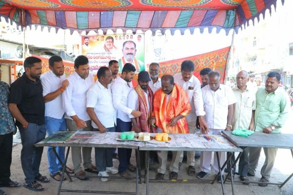 ఘనంగా మాజీ జిల్లా గ్రంథాలయ సంస్థ చైర్మన్ కేడమ్ లింగమూర్తి 63వ జన్మదిన వేడుకలు