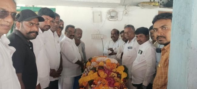 కొమ్మిడి  నర్సిరెడ్డి పార్థివ దేహానికి పూలమాల వేసి నివాళులర్పించిన* ఎమ్మెల్యే మందుల సామెల్