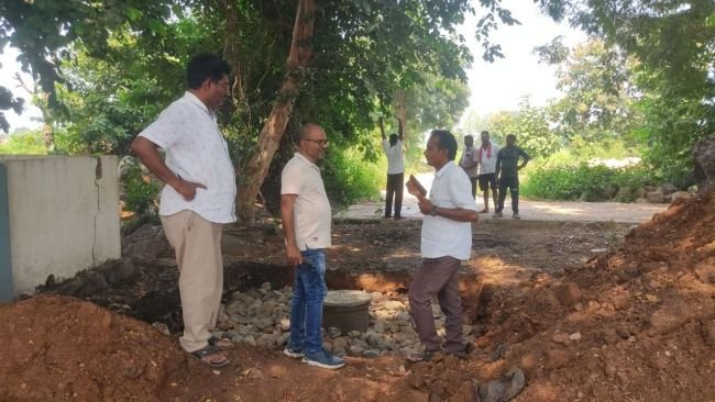 ఇంకుడు గుంతల నిర్మాణ పనుల పరిశీలన....