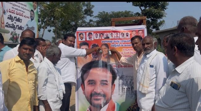 ఎమ్మెల్యే చిత్ర పటానికి పాల భిషేకం 