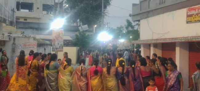 హుస్నాబాద్‌లో మొదలైన ఎంగిలిపూల బతుకమ్మ సంబరాలు!