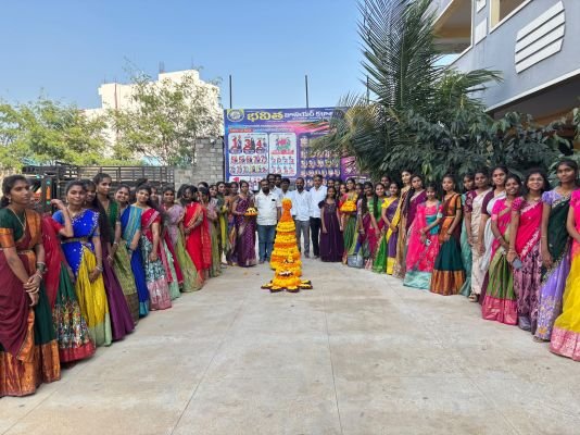 భవిత జూనియర్ కళాశాలలో ఘనంగా ముందస్తు బతుకమ్మ సంబరాలు