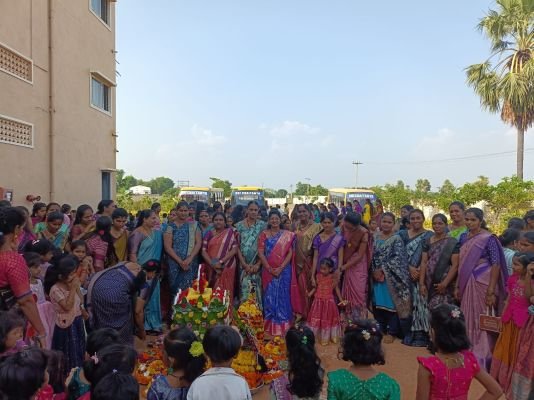 చైతన్యంలో.. బతుకమ్మ కోలాహలం