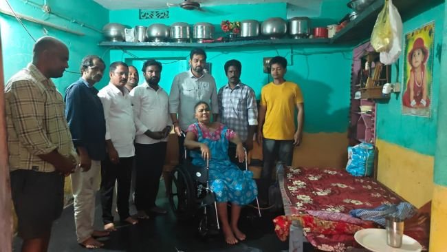 వెన్నెముక శస్త్రచికిత్స చేయించుకున్న మహిళకు వీల్‌చైర్..