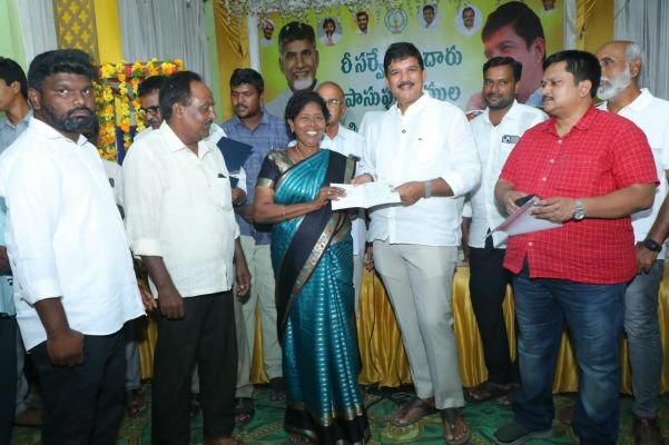 మీ భూమి - మీ హక్కు -  4804 పట్టాదారు పాస్ పుస్తకాలు పంపిణీ చేసిన...... ఎమ్మెల్యే ధూళిపాళ్ళ