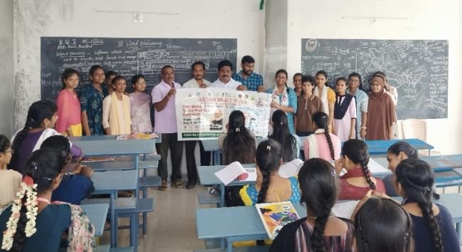 విద్యార్థినులు సామాజిక సేవలో భాగస్వామ్యులు కావాలి 