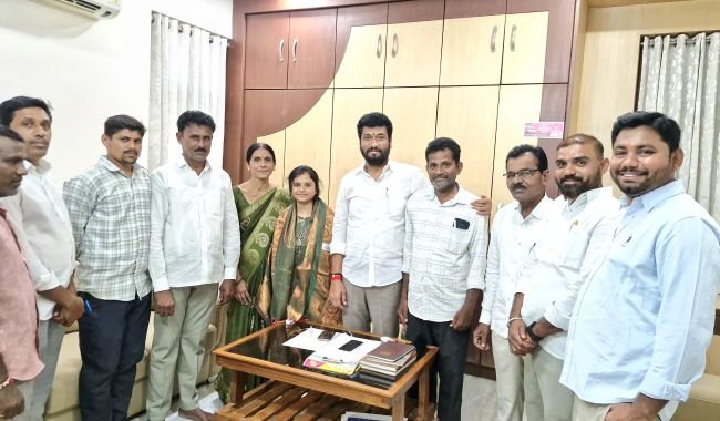 ఎంబీబీఎస్ సీటు సాధించిన రాథోడ్వ విష్ణువర్షను సన్మానించిన ఎమ్మెల్యే అనిల్ జాదవ్