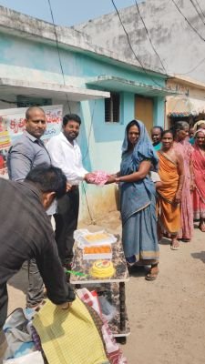 పేదలకు వస్త్ర, అన్నదాన కార్యక్రమం