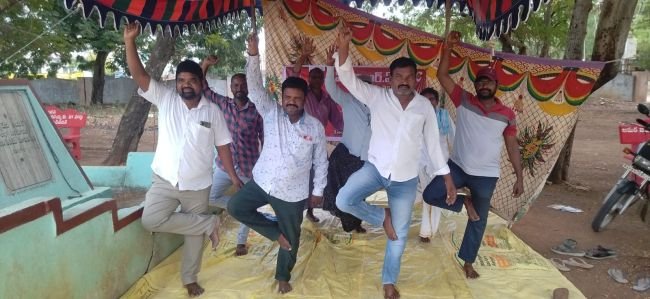 కొనసాగుతున్న వీఆర్ఏల సమ్మె --25వరోజు రిలే దీక్షలు