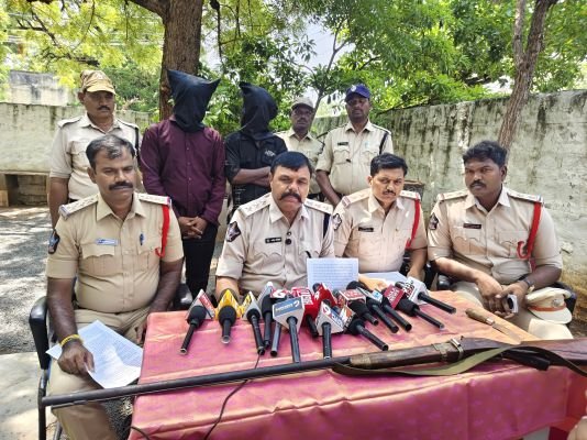 హత్య కేసులో నిందితుల అరెస్టు... నాటు తుపాకి స్వాధీనం