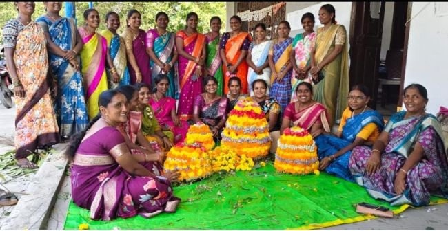 అంగరంగ వైభవంగా ఎంగిలిపూల బతుకమ్మ* *అందమైనబతుకమ్మలతోపోటీపడినమహిళలు*
