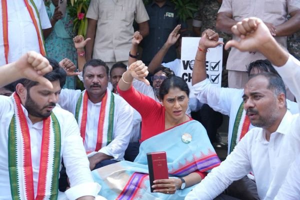 షర్మిలను హౌస్ అరెస్ట్ చేసిన పోలీసులు