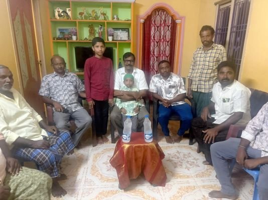 సౌత్ మోపూర్ గ్రామ వై. సి.పి నాయకులు షేక్ కరీం భాష ను పరామర్శించిన: ఆనం విజయకుమార్ రెడ్డి