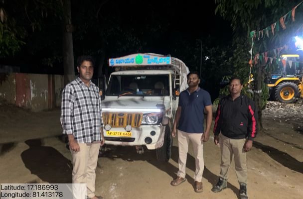 కలపను  అక్రమంగా  తరలిస్తున్న  వాహనాన్ని పట్టుకున్న ఫారెస్ట్ అధికారులు 